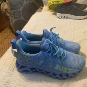 Size 8 tennis shoes